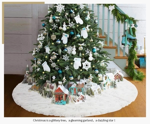 Detailansicht der weißen Weihnachtsbaumdecke mit silbernen Pailletten und Wellenrand