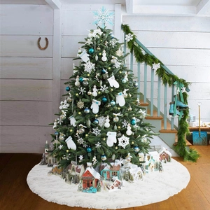 Weiße Weihnachtsbaumdecke mit silbernen Pailletten und Schneeflockenmuster für Festdeko