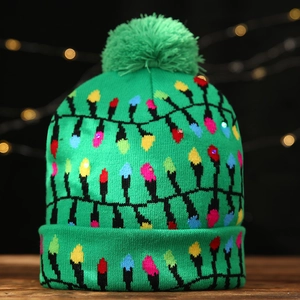 Groene kerstmuts van gebreide wol met gekleurde LED-verlichting en een pluizige pompon