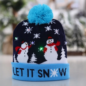 LED kerstmuts met Let It Snow tekst en oplichtende sneeuwman en kerstboom patronen