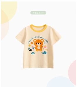 Λεπτομέρεια παιδικού κρεμ T-shirt με πορτοκαλί αρκουδάκι και κίτρινη ριμπ στρογγυλή λαιμόκοψη