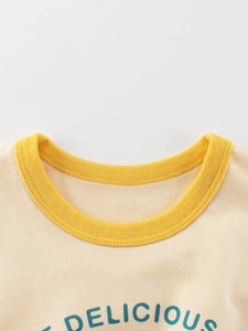 Παιδικό μπεζ βαμβακερό T-shirt με κίτρινη λαιμόκοψη και μπλε τύπωμα DELICIOUS