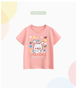 Detail eines rosa Baumwoll-T-Shirts für Mädchen mit Hasenmotiv und Schriftzug