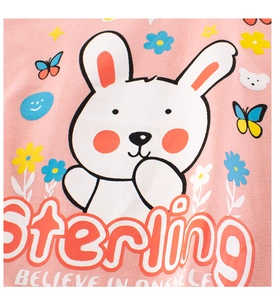 Nahaufnahme von süßem Kaninchen- und Blumendruck auf rosa Baumwollstoff von Mädchen T-Shirt
