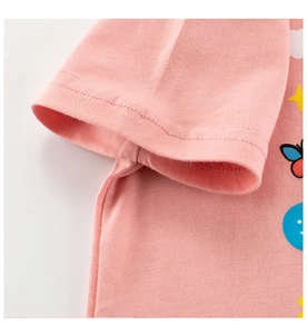 Detailaufnahme der Ärmelnähte und des bunten Cartoon-Prints am rosa Kinder-T-Shirt