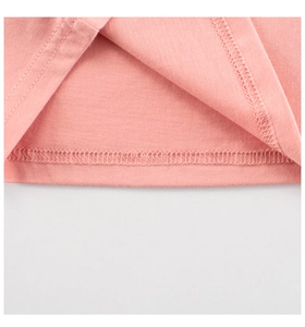 Detailansicht der Doppelnaht am Saum und der Overlock-Naht am rosa Mädchen-T-Shirt