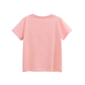 Nahaufnahme eines rosa kurzärmeligen Mädchen-T-Shirts aus Baumwolle mit Rundhalsausschnitt
