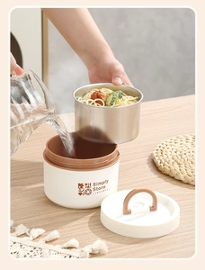 Vue macro de l'intérieur du pot à soupe en acier inoxydable 304 et du versement