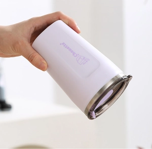Detail of lavender 304 stainless steel coffee mug with a clear lid and brand logo