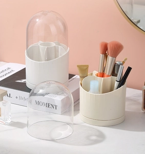 Detail van roterende make-up borstel organizer met transparante deksel en zes vakken