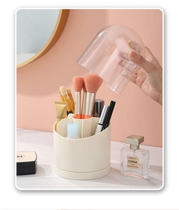 Detail van de beige make-up borstel organizer met afneembaar helder stofdeksel