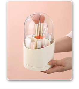 Detailweergave van de make-up borstelhouder met draaibare voet en transparant deksel