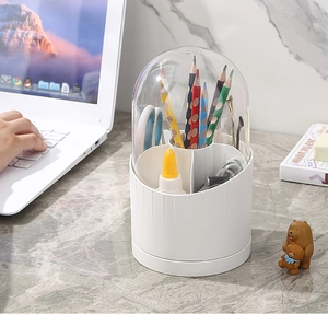 Close-up van een witte bureau organizer met deksel en vakken voor schrijfwaren