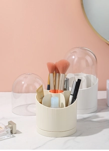 Detail van roterende make-up borstelhouder met stofkap en meerdere compartimenten