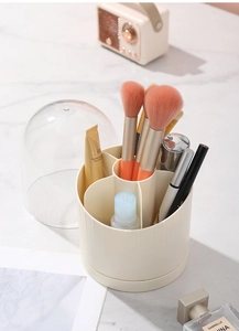 Detail van crème make-up borstelhouder met 6 compartimenten en transparante stofkap