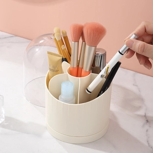 Roterende make-up kwast houder met transparante stofkap en verdelers in crème wit