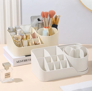 Detail van de ivoren make-up organizer met verticale strepen en handige opbergvakken
