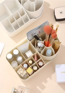 Detail van de crème make-up organizer met een 360 graden draaibare borstelhouder