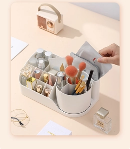 Detailoverzicht van de witte cosmetische opbergdoos met draaibare make-up borstelhouder
