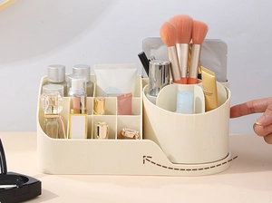 Detail van een roterende make-up organizer met vakken voor penselen en lippenstiften
