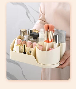 Detail van de crème desktop organizer met lippenstiftraster en penseelhouder vakken