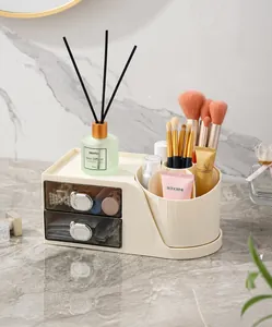 Detalle del organizador de cosméticos con cajones grises y pomos de oso plateados