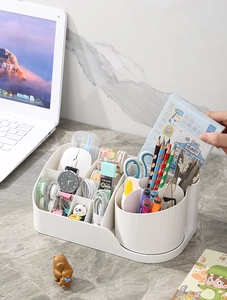 Detail van witte bureau-organizer met draaibare pennenhouder en meerdere compartimenten