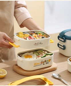 Detail of the 304 stainless steel double-layer lunch box featuring cartoon cat patterns