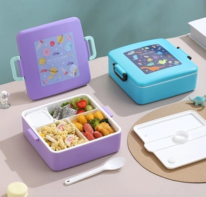 Détail de la boîte bento à 3 compartiments avec pot à sauce et couvercle astronaute de dessin animé