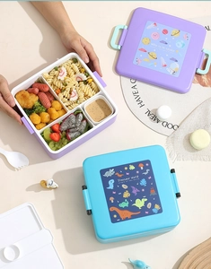 Détail de la boîte à bento pour enfants avec quatre compartiments et un pot à sauce