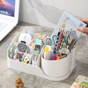 Witte roterende bureau-organizer voor kantoorbenodigdheden en make-up kwasten op marmer