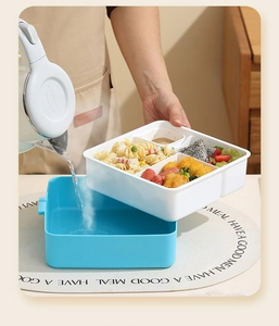 Détail de la fonction d'injection d'eau pour chauffer une boîte bento à quatre cases
