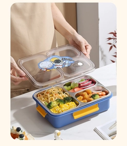 Detailoverzicht van een blauwe lunchbox met 3 vakken, rvs dienblad en een schattige deksel