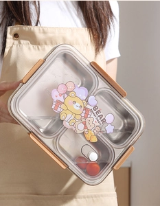 Detailopname van een RVS lunchtrommel met 3 vakken en een schattige berenprint