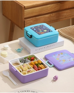 Détail de la boîte à lunch à 4 compartiments avec pâtes, fruits et collations pour enfants