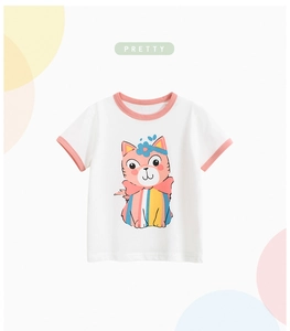 Detail eines weißen Baumwoll-T-Shirts mit rosa Kragen und süßem Regenbogen-Katzenprint
