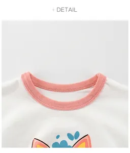 Detail eines weichen Baumwoll-T-Shirts für Kinder mit rosa Rippkragen und Druck