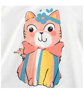Nahaufnahme eines niedlichen Katzen-Prints mit rosa Schleife auf weißem Kinder-T-Shirt