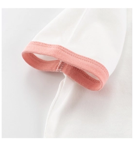 Nahaufnahme der rosa Rippstrickbündchen und sauberen Nähte am weißen Mädchen-T-Shirt