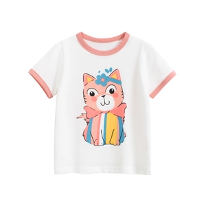 Detail eines weißen Mädchen T-Shirts mit rosa Rändern und süßem Comic Katzenmotiv aus Baumwolle