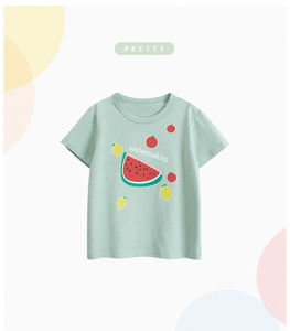 Dettaglio di una maglietta verde chiaro per bambini con stampe di anguria e limone