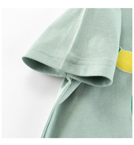 Dettaglio della manica della t-shirt in cotone verde menta con doppia cucitura e stampa limone