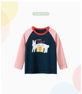 Détail du t-shirt manches longues en coton pour enfant avec motif lapin et manches raglan