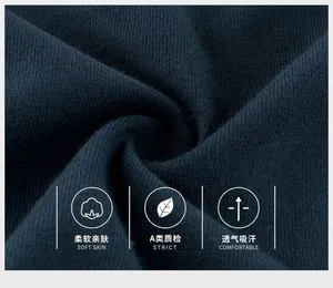 Vue macro d'un tricot bleu foncé avec une texture douce et un tissage en coton respirant