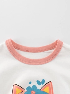 Weißes Kinder T-Shirt mit rosa geripptem Rundhalsausschnitt und bunten Cartoon-Prints