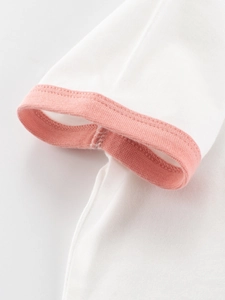 Nahaufnahme der gerippten Bündchen und Flachnähte am weiß-rosa Kinder-T-Shirt für Mädchen