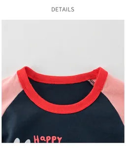 Détail du col côtelé et imprimé Happy sur un t-shirt en coton à manches longues enfant