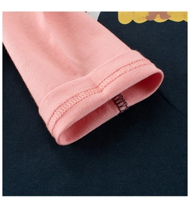 Détail de la couture du poignet rose sur un t-shirt en coton pour enfant avec finition soignée