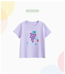 Detailaufnahme von fliederfarbenem Kinder-T-Shirt mit Obstmotiven aus Baumwolle