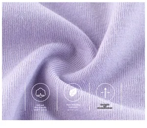 Nahaufnahme von weichem violettem Strickstoff der Klasse A mit feiner Struktur und Textur